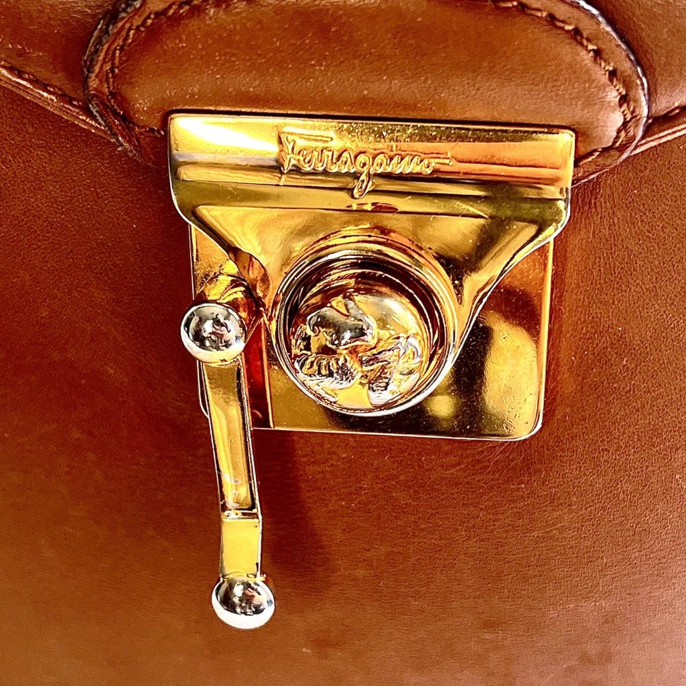 Classic Ferragamo Leather Handbag with Shoulder Strap - Picture 2 of 7